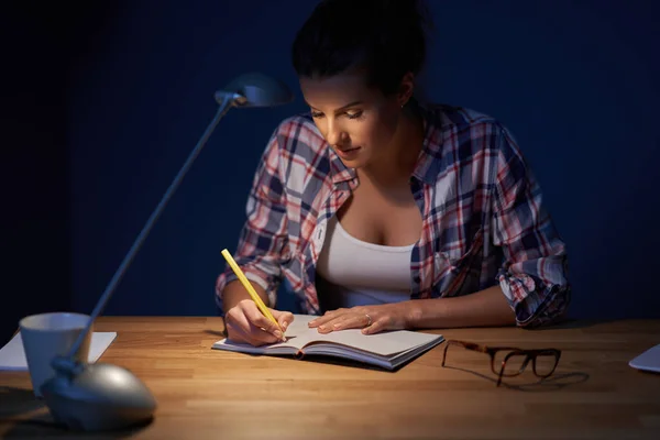 Müde Studentin lernt bis spät zu Hause — Stockfoto