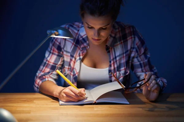 Estudiante cansada aprendiendo hasta tarde en casa —  Fotos de Stock