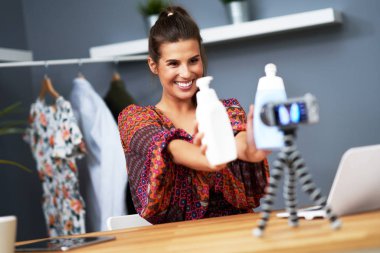 Kozmetik vlogger etkileyicisi canlı ders videosu kaydediyor