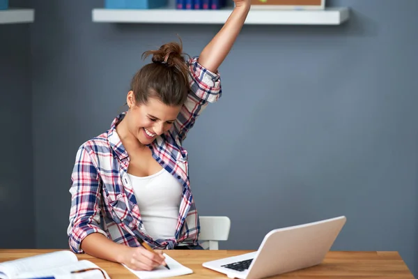 Aprendizagem bem sucedida de estudantes do sexo feminino em casa — Fotografia de Stock