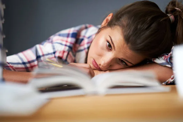 Étudiante fatiguée apprenant jusqu'à tard à la maison — Photo