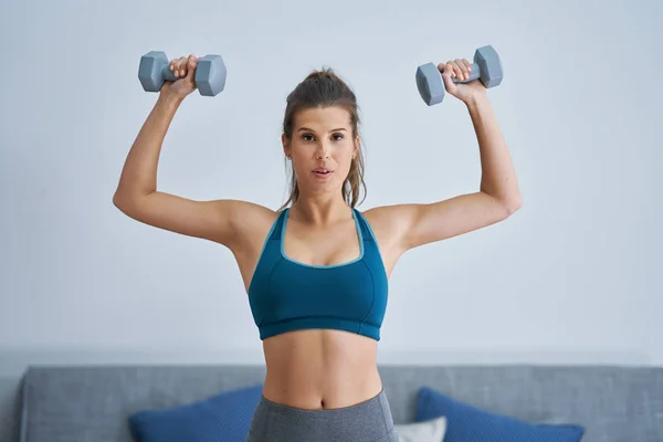 Volwassen vrouw aan het trainen thuis — Stockfoto