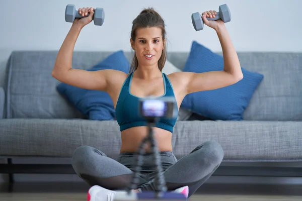 Fitness vlogger influencer grabación tutorial en vivo video — Foto de Stock