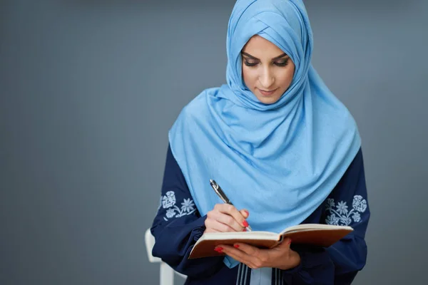 Muslim female student learning at home — Stock Photo, Image