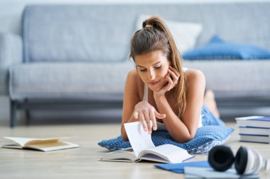 kız öğrenci evinde öğrenme