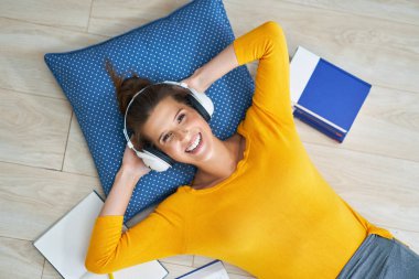 kız öğrenci evinde öğrenme