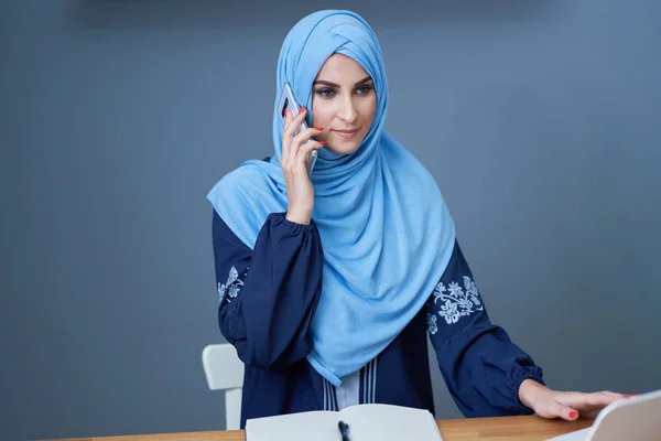 Erwachsene muslimische Frau nutzt Smartphone — Stockfoto