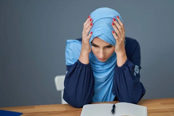 Malheureuse étudiante musulmane apprenant à la maison — Photo