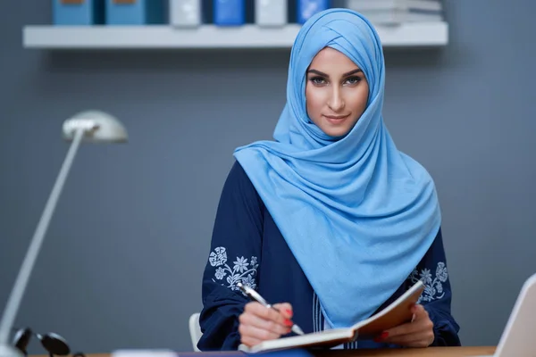 Muslim female student learning at home — Stock Photo, Image