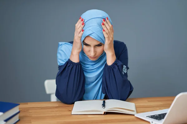 Malheureuse étudiante musulmane apprenant à la maison — Photo