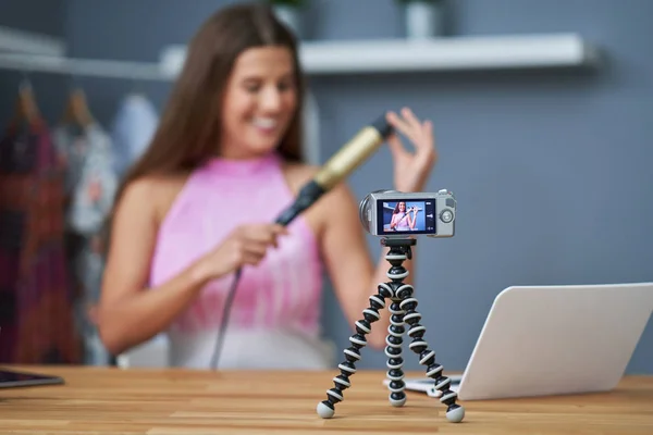 Beauty vlogger influenciador gravação de vídeo tutorial ao vivo — Fotografia de Stock