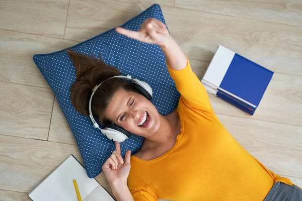 Estudiante aprendiendo en casa —  Fotos de Stock