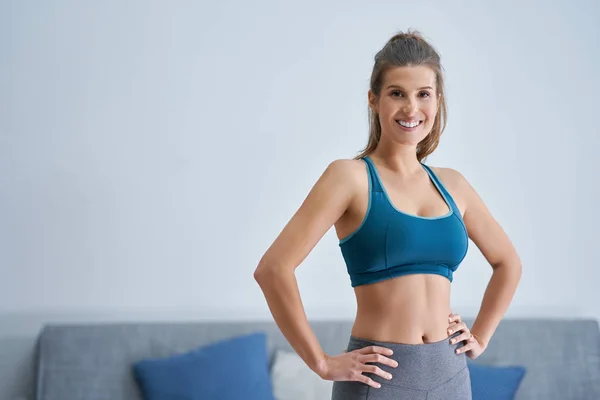 Adult woman working out at home — Stock Photo, Image