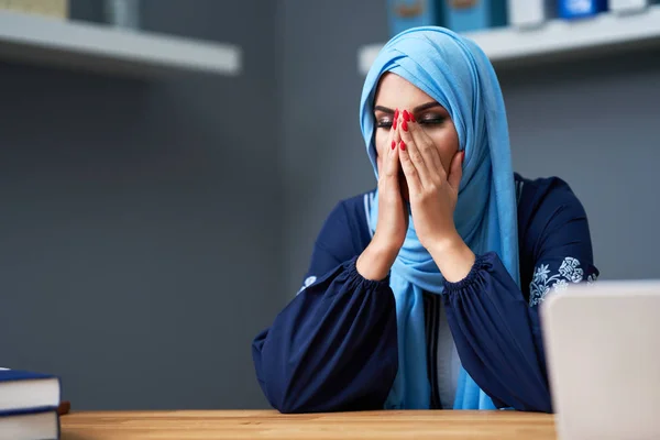 家庭で学ぶ不幸なイスラム教徒の女性学生 — ストック写真