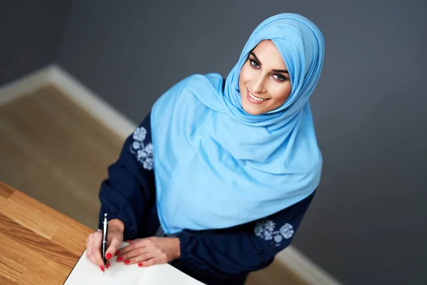 Muslimská studentka učení doma — Stock fotografie