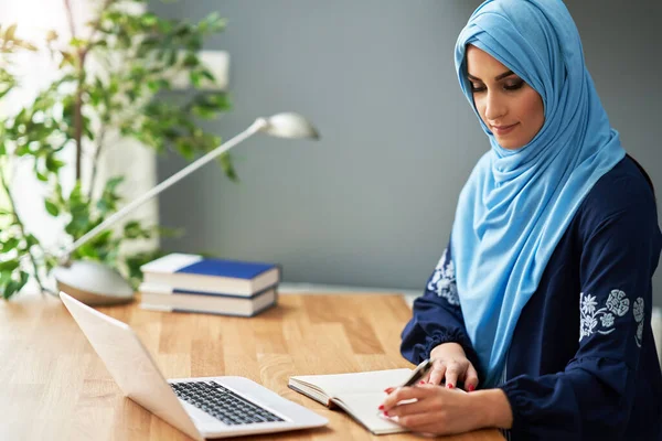Siswa Muslim perempuan belajar di rumah — Stok Foto