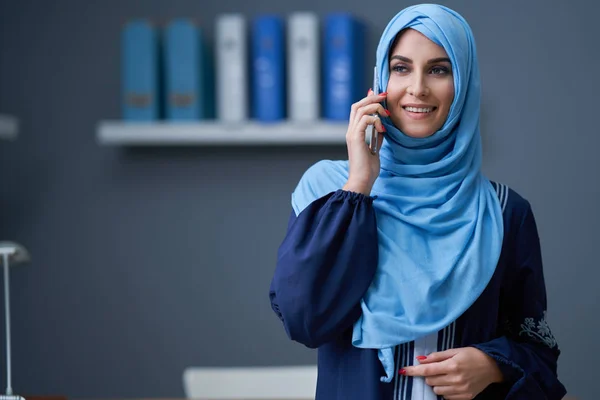 スマートフォンを使ったムスリム大人の女性 — ストック写真