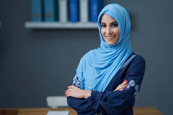 Muszlim diáklány otthon tanul — Stock Fotó