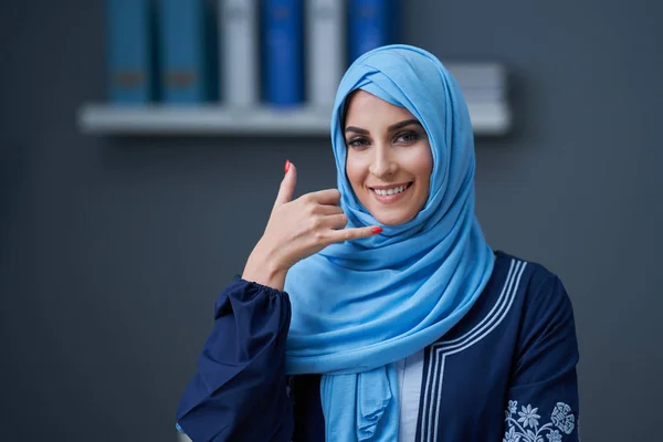 Muslimische Frau nutzt Smartphone — Stockfoto