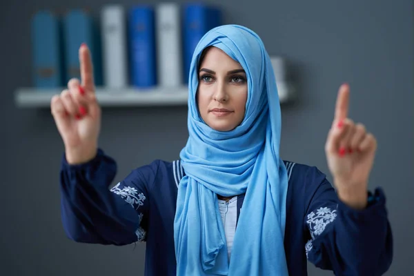 ムスリム女子学生家庭で学ぶ — ストック写真