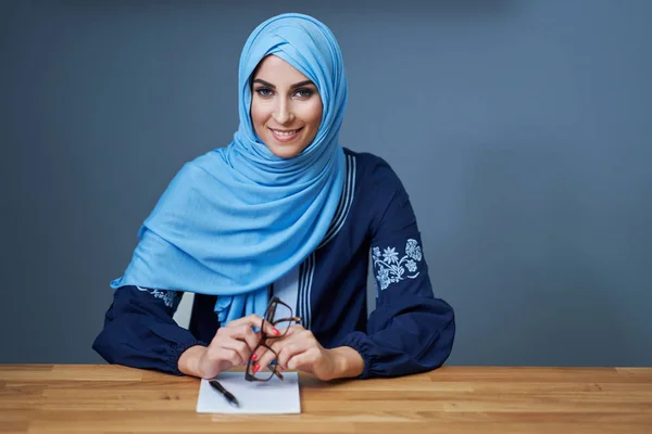 Muslimská studentka učení doma — Stock fotografie
