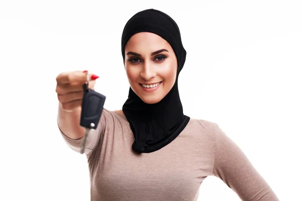 Mulher muçulmana com chaves de carro sobre fundo branco — Fotografia de Stock