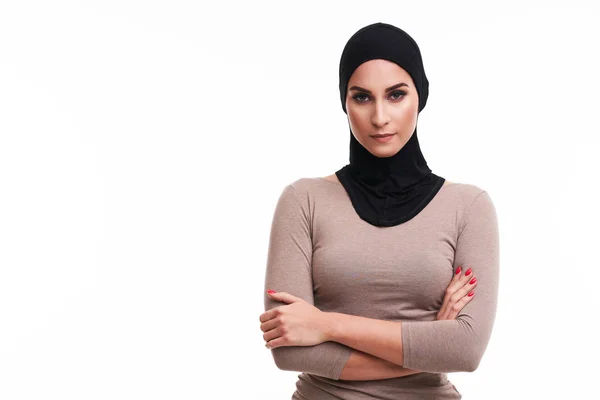 Muslimische Frau auf weißem Hintergrund — Stockfoto