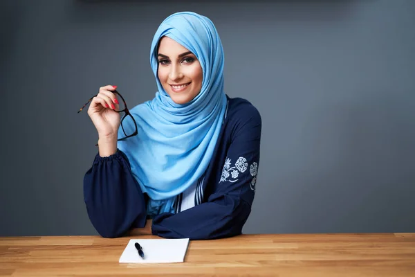 Muszlim diáklány otthon tanul — Stock Fotó