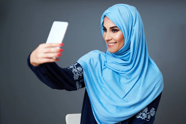 Muslimská dospělá žena pomocí smartphonu — Stock fotografie