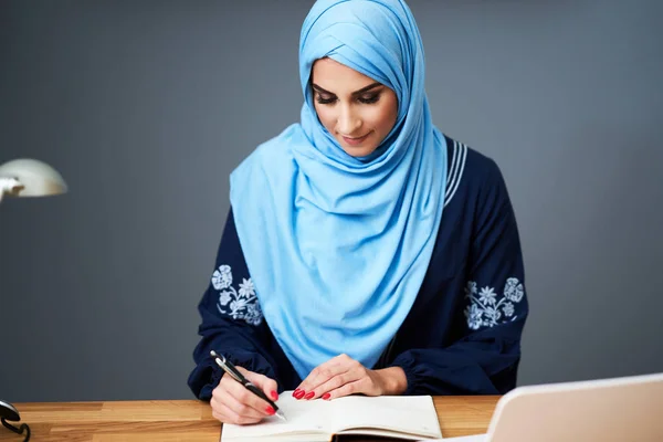 Muslim female student learning at home — Stok fotoğraf
