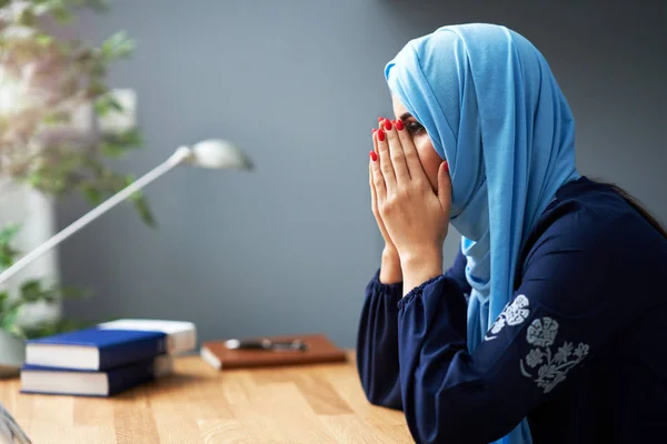 Unhappy muslim perempuan mahasiswa belajar di rumah — Stok Foto