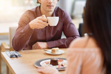genç bir çift kahve ve kek Café keyif