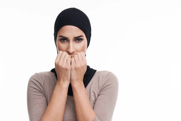 Angst muslimische Frau vor weißem Hintergrund — Stockfoto