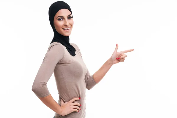 Muszlim nő felett fehér háttér — Stock Fotó