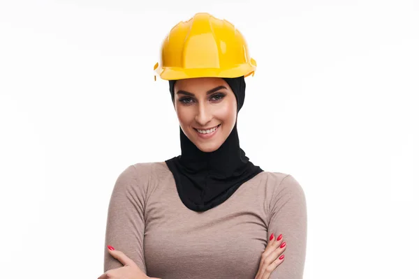 Mulher muçulmana no capacete sobre fundo branco — Fotografia de Stock