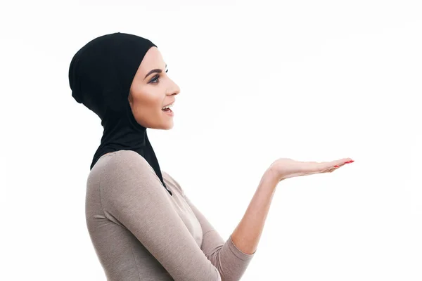 Muslimische Frau auf weißem Hintergrund — Stockfoto