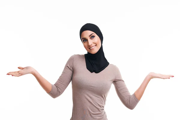 Μουσουλμάνα γυναίκα πάνω από λευκό φόντο — Φωτογραφία Αρχείου