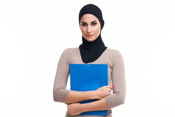 白い背景の上にイスラム教徒の女性 — ストック写真