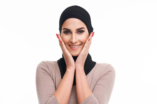 Μουσουλμάνα γυναίκα πάνω από λευκό φόντο — Φωτογραφία Αρχείου