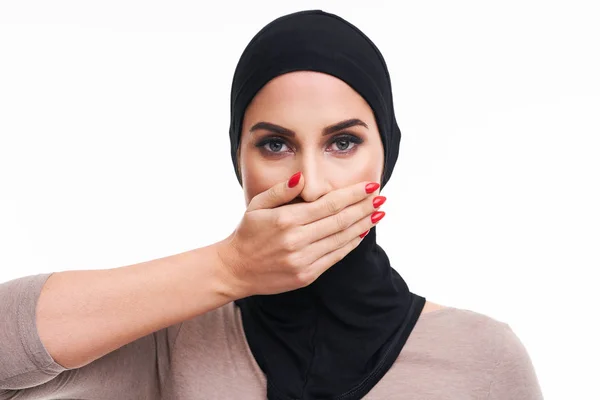 Angst muslimische Frau vor weißem Hintergrund — Stockfoto