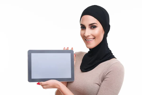 Muslimská žena pomocí tablet přes bílé pozadí — Stock fotografie