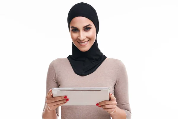白い背景の上にタブレットを使用してイスラム教徒の女性 — ストック写真