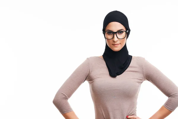 Mujer musulmana sobre fondo blanco —  Fotos de Stock