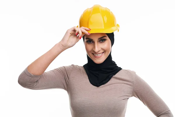 Muslimka v helmě přes bílé pozadí — Stock fotografie