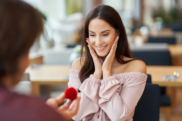 Jongeman vraagt zijn vriendin ten huwelijk in een café — Stockfoto