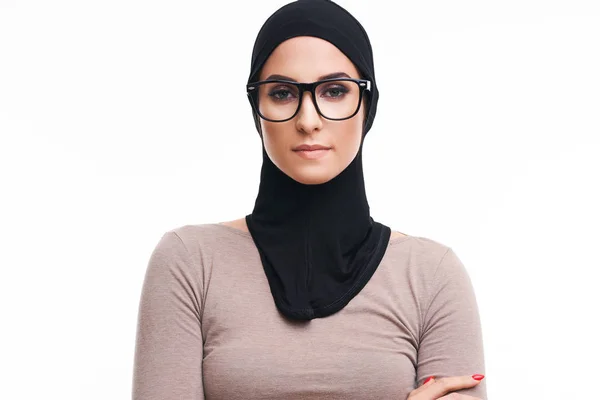 Femme musulmane sur fond blanc — Photo