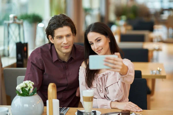 Giovane coppia prendere selfie in caffè — Foto Stock