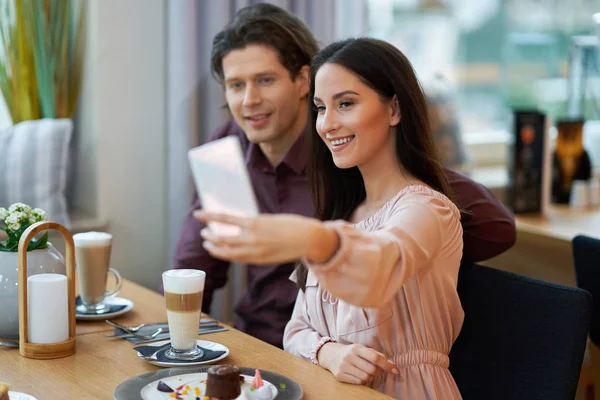 Молодая пара делает селфи в кафе — стоковое фото