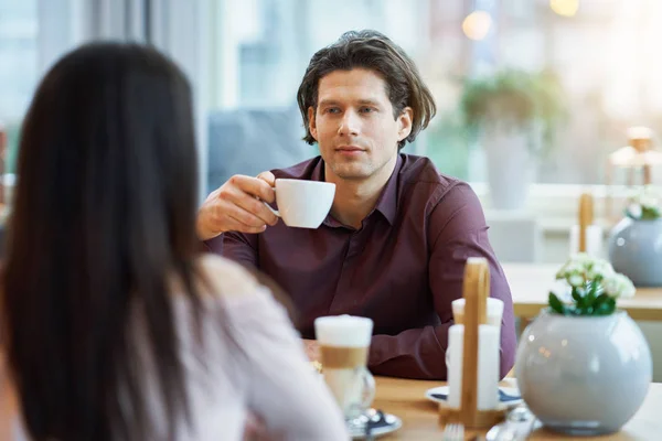 Jeune couple appréciant le café et le gâteau au café — Photo