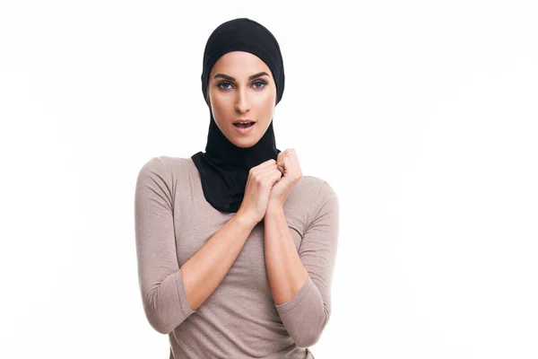 Muslimische Frau auf weißem Hintergrund — Stockfoto